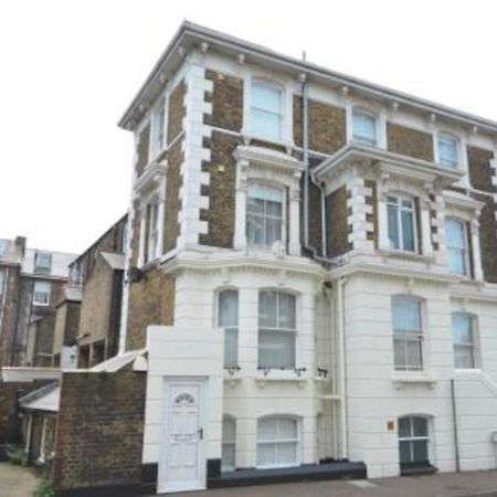 Charming Apartment In Deal Near The Beach & Town Buitenkant foto