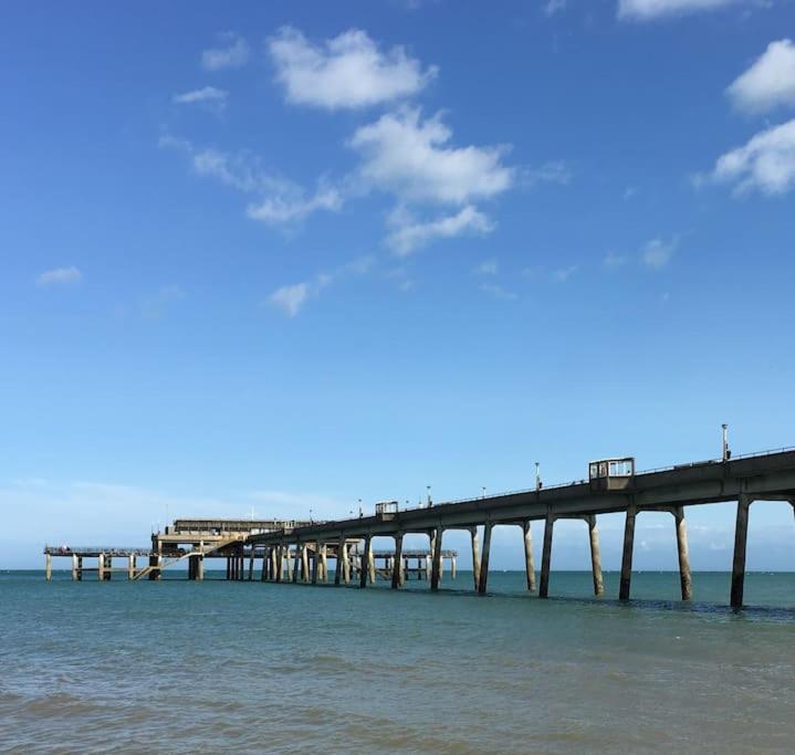 Charming Apartment In Deal Near The Beach & Town Buitenkant foto