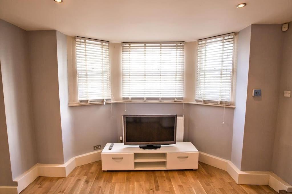 Charming Apartment In Deal Near The Beach & Town Buitenkant foto