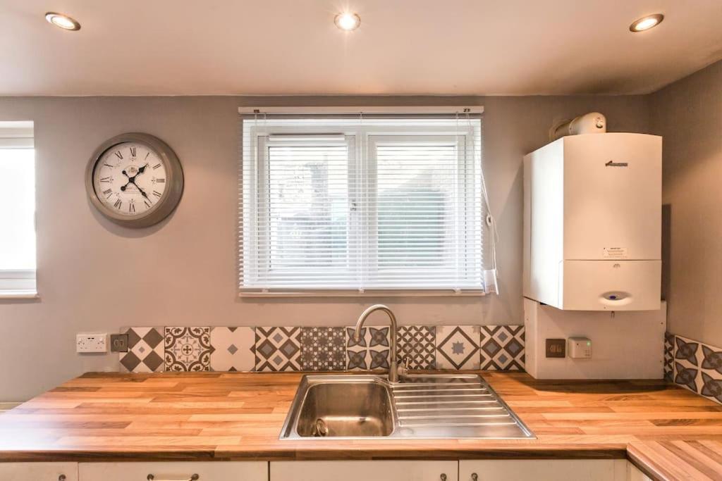 Charming Apartment In Deal Near The Beach & Town Buitenkant foto