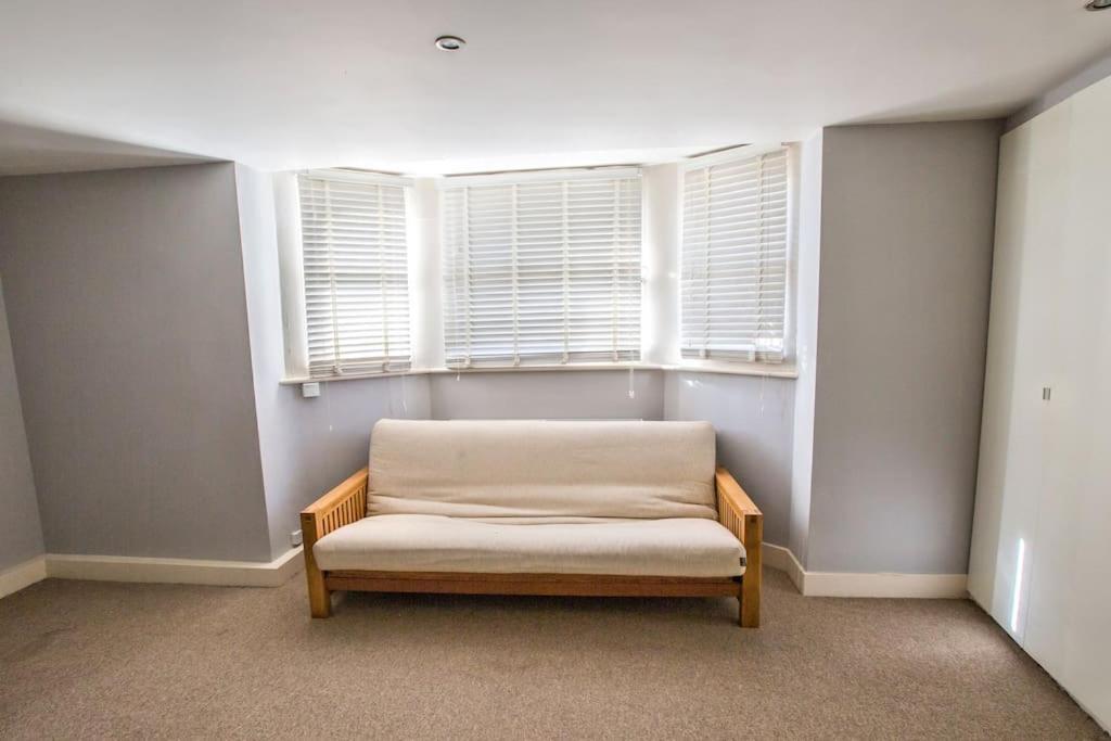 Charming Apartment In Deal Near The Beach & Town Buitenkant foto